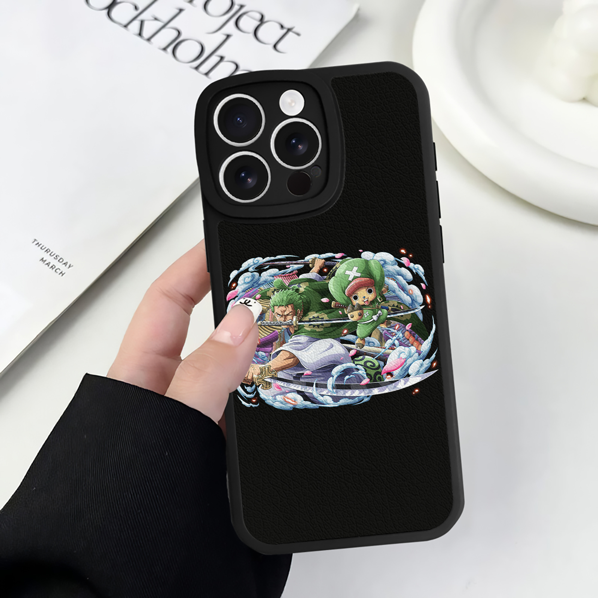 （画像用） ワンピース ロロノア・ゾロ ONE PIECE Roronoa Zoro 【iPhone 16シリーズ対応】シリコンスマホケース（レザー調） 材質：シリコン